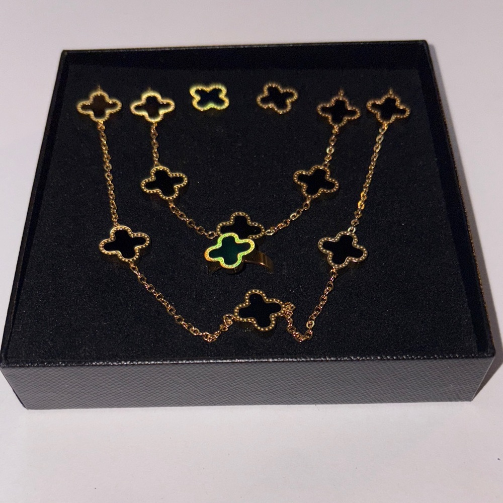 Elegant Gold and Black Clover Jewelry Set